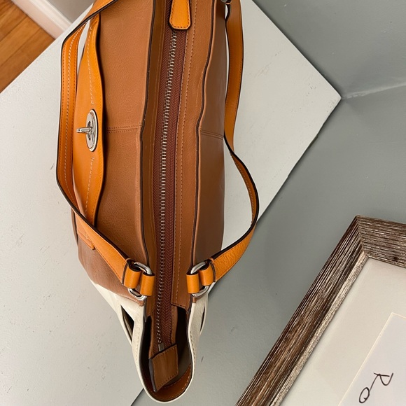 Gently used leather coach shoulder bag with zipper top and multiple pockets - Picture 8 of 10